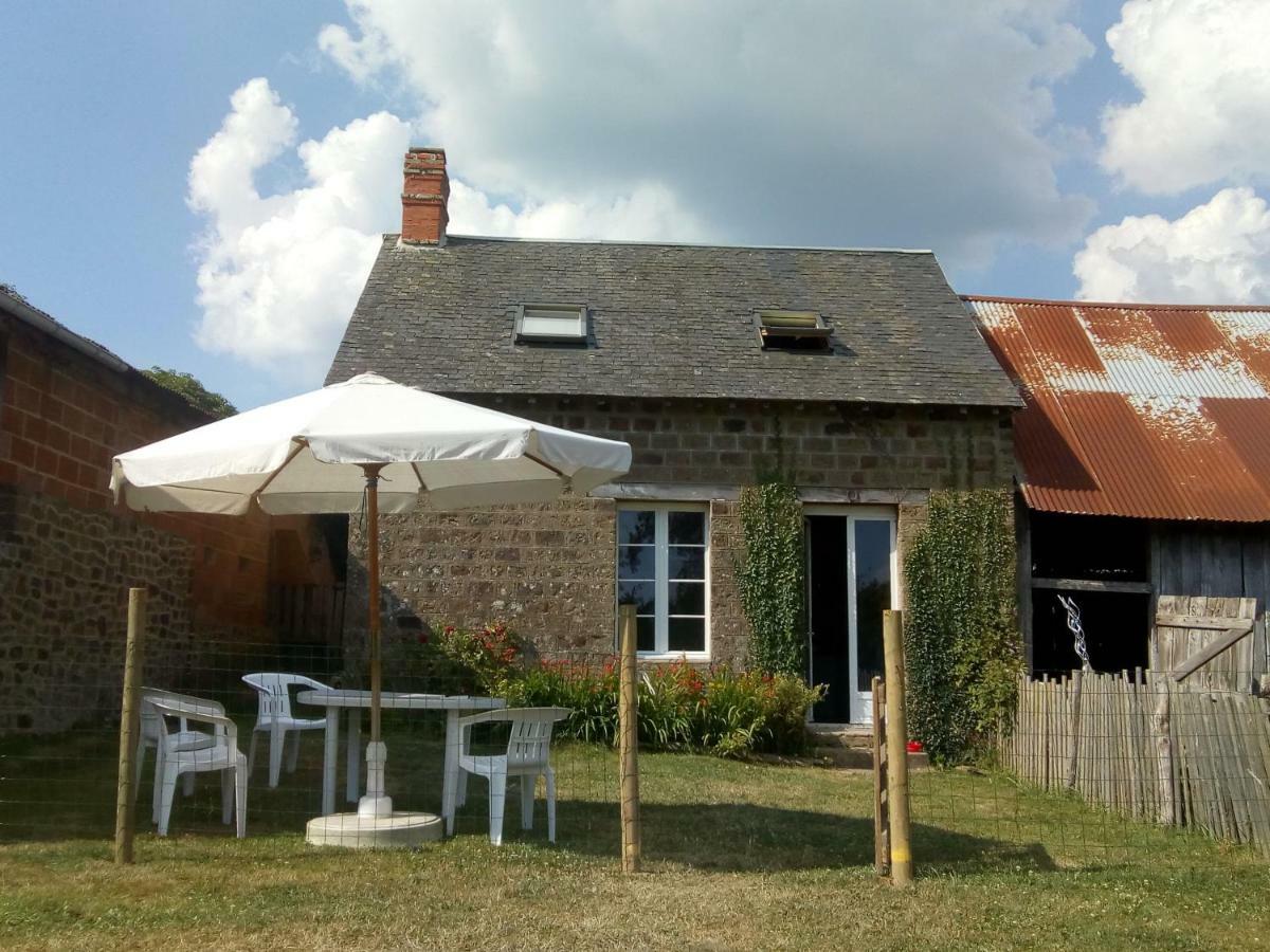 Вилла Le Domaine Saint-Symphorien-des-Monts Экстерьер фото